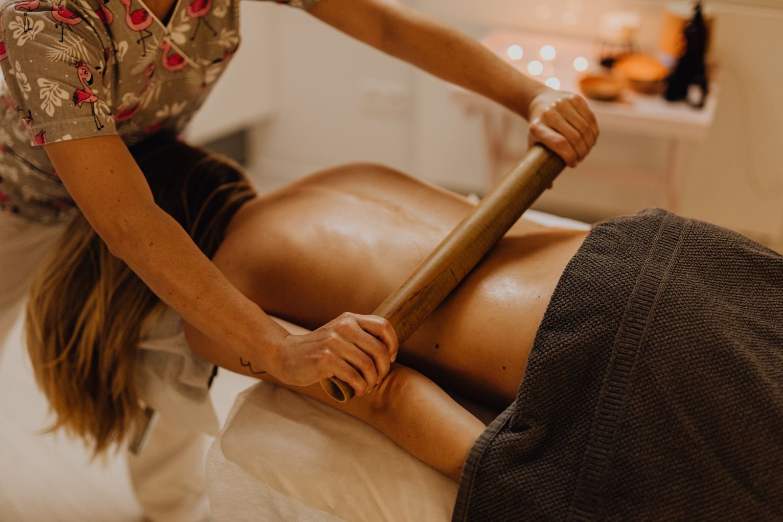 Massage du dos au bambou, les bambous roulés le long de la colonne