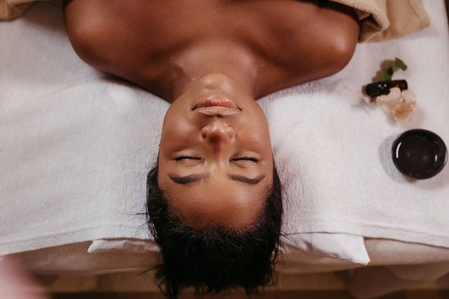 Massage de la tête, du cou et de la nuque, personne allongée