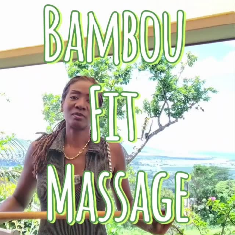 Christelle en séance de Bambou Fit Massage en plein air, face à la mer