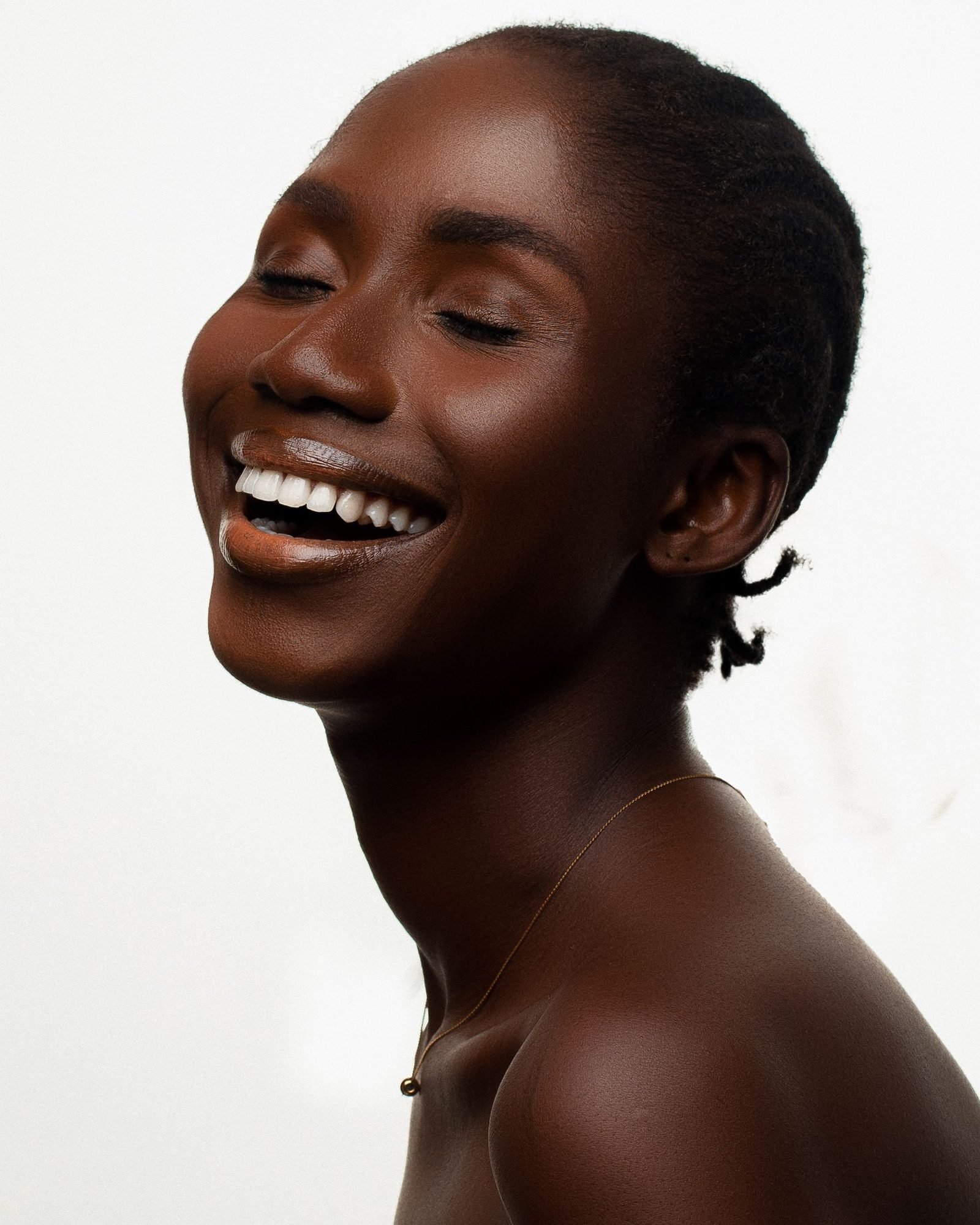 Portrait d'une femme au teint lumineux, peau nette et regard apaisé