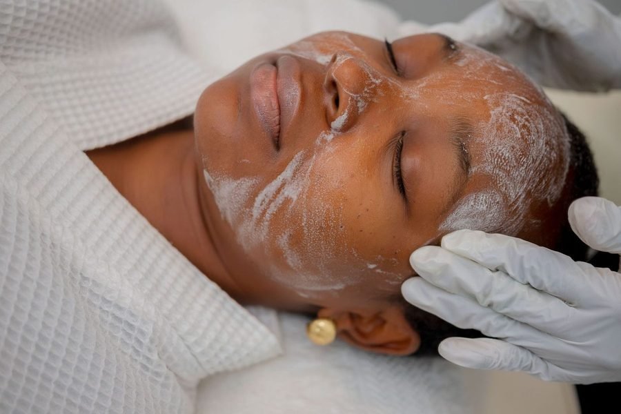 Soin du visage en cabine, application d'un masque